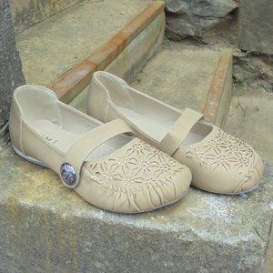 Easos Geal Khaki Round Toe Flats